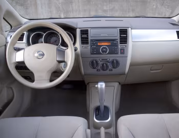 Торпедо 2007–09 Nissan Versa Hatchback [North America] (C11) '2006–09
