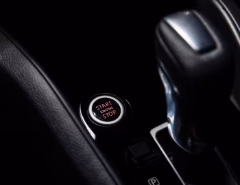 Інтер'єр 2020–22 Nissan Versa SR [North America] '2019–22
