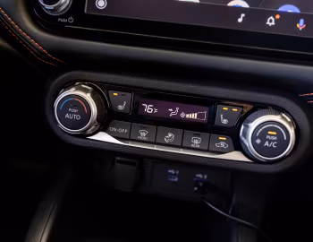 Interior 2023–pr. Nissan Versa SR [North America] '2022–pr.