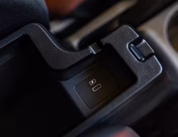 Interior 2023–pr. Nissan Versa SR [North America] '2022–pr.