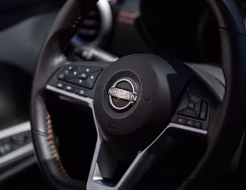 Interior 2023–pr. Nissan Versa SR [North America] '2022–pr.