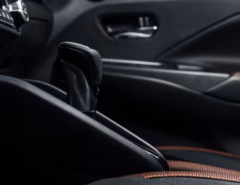 Інтер'єр 2020–22 Nissan Versa SR [North America] '2019–22