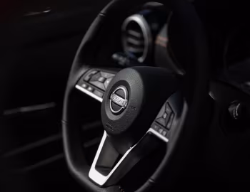 Interior 2023–pr. Nissan Versa SR [North America] '2022–pr.
