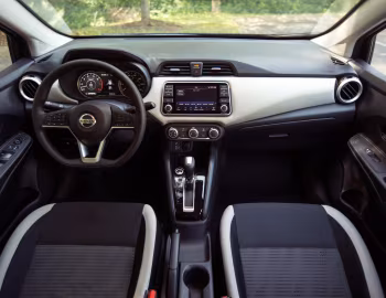 Передня панель 2020–22 Nissan Versa SV [North America] '2019–22