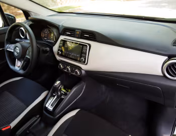 Интерьер 2020–22 Nissan Versa SV [North America] '2019–22