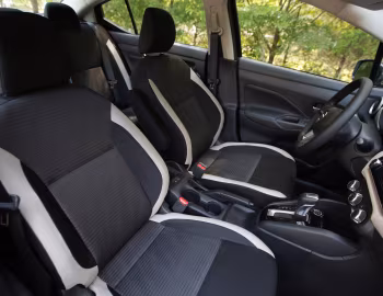 Интерьер 2020–22 Nissan Versa SV [North America] '2019–22