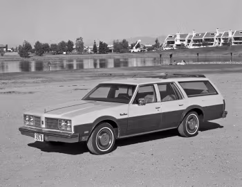 1978 Oldsmobile Custom Cruiser (3B Q35)