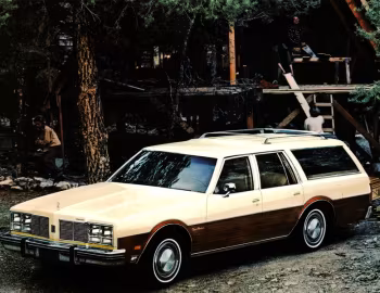 1977 Oldsmobile Custom Cruiser (3B Q35)