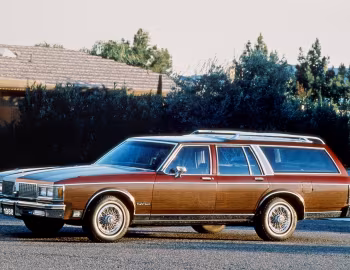1988 Oldsmobile Custom Cruiser (3B P35)