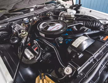Под капотом 1975 Hurst/Olds Cutlass Supreme W-30 Coupe (CSU J57)