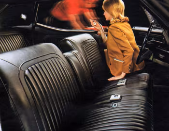 Интерьер 1968 Oldsmobile Cutlass Supreme Holiday Sedan (4239) '1967–68