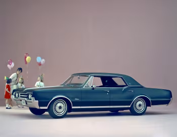 1967 Oldsmobile Cutlass Supreme Holiday Sedan (3839)