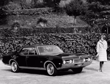 1968 Oldsmobile Cutlass Supreme Holiday Sedan (4239) '1967–68