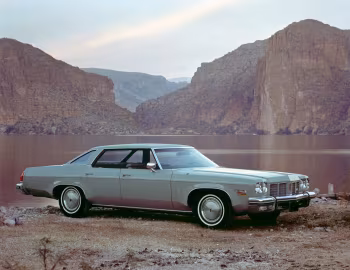 1975 Oldsmobile Delta 88 Royale Hardtop Sedan (N39)