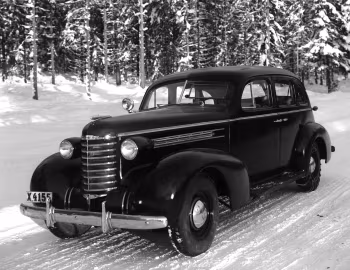 1937 Oldsmobile Series F 4-door Sedan (373609)