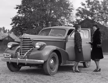 1938 Oldsmobile Series F 4-door Touring Sedan (383619)