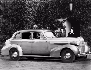 1937 Oldsmobile Series L 4-door Touring Sedan (373819)