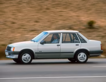 Opel Corsa GLS Sedan (A) '04.1985–08.1987