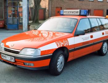 Opel Omega 2.0i LS Caravan Feuerwehr KdoW [Germany] (A) '1990–94