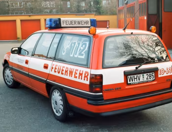 Opel Omega 2.0i LS Caravan Feuerwehr KdoW [Germany] (A) '1990–94