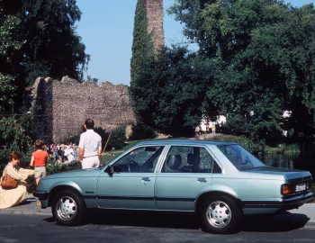 Opel Rekord Berlina 4-door Sedan (E1) '08.1980–82