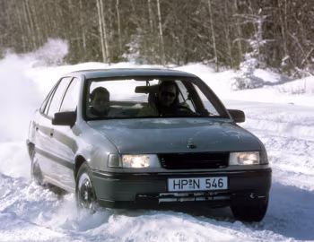 Opel Vectra Sedan (A) '1988–92