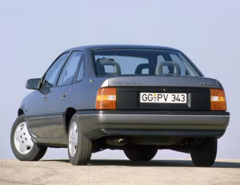 Opel Vectra CD 2.0i Sedan (A) '1988–92