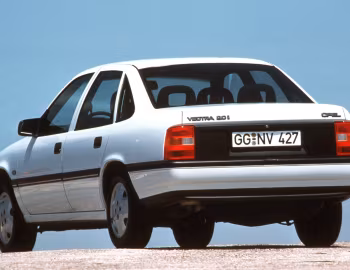 Opel Vectra CD 2.0i Sedan (A) '1988–92