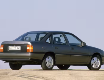 Opel Vectra CD 2.0i Sedan (A) '1988–92