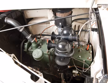 Sous la capuche 1941 Packard 110 Special Convertible (1900-1489DE)