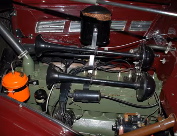 Sob o capô 1937 Packard 120 Convertible Sedan (120-C 1097)