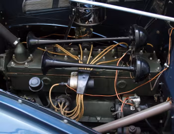 Sob o capô 1937 Packard 120 Convertible Sedan (120-C 1097)