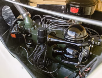 Sob o capô 1939 Packard 120 Convertible Victoria by Darrin (1701)