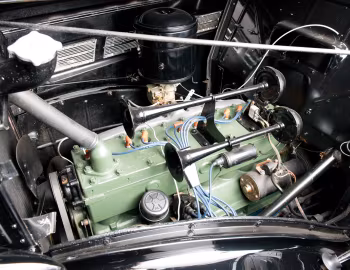 Sob o capô 1937 Packard 120 Pickup (138-CD)