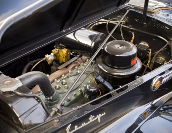 Sob o capô 1941 Packard 160 Super Eight Town Car by Rollson