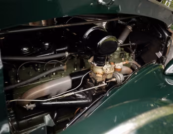 Sous la capuche 1940 Packard 180 Custom Super Eight Sport Sedan by Darrin (1807-720)