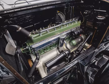 Sob o capô 1930 Packard Custom Eight Roadster (740-412)