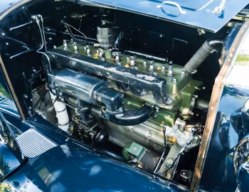 Sob o capô 1931 Packard Deluxe Eight Roadster (840-472)