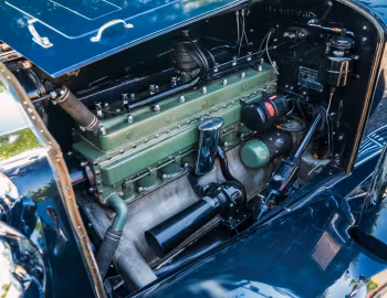 Sob o capô 1931 Packard Deluxe Eight Roadster (840-472)