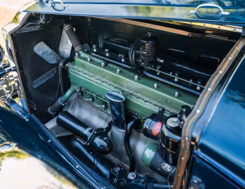 Sob o capô 1931 Packard Deluxe Eight Roadster (840-472)