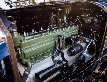 Sob o capô 1929 Packard Custom Eight Runabout (640-342)