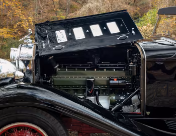 Sob o capô 1931 Packard Deluxe Eight Convertible Roadster by Derham (845)