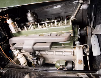 Під капотом 1930 Packard Deluxe Eight All-Weather Town Car by LeBaron (745-1907)