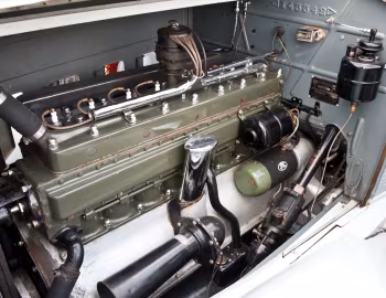 Під капотом 1931 Packard Deluxe Eight Convertible Coupe (840-479)
