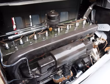 Під капотом 1931 Packard Deluxe Eight Convertible Coupe (840-479)