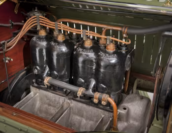 Sob o capô Packard Model L Touring '1904