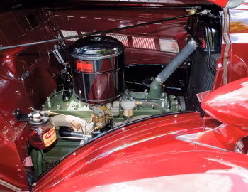 Sob o capô 1937 Packard Six Convertible Coupe (115-C 1089)