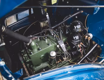 Sob o capô 1937 Packard Six Business Coupe (115-C 1088)