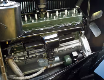 Sob o capô 1930 Packard Standard Eight Coupe (733-408)
