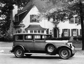 1930 Packard Standard Eight 7-passenger Sedan (733-404)